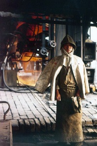 Arbeider met beschermende kleding van asbest