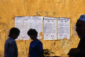 Posters die executies van misdadigers aankondigen. De rode 'V' betekent dat de executie is voltrokken