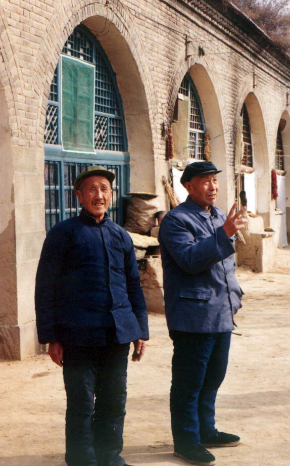 Boeren voor de grot van Mao Zedong