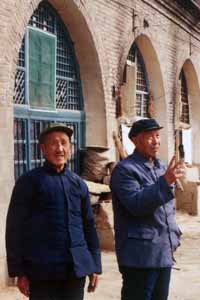 Lui Zhifu en Xie Hongyan voor hun grotwoningen